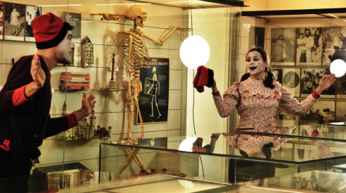 Guille Vidal i Beàlia Guerra interpretant "Les angúnies d’en Titella o la família encantada."