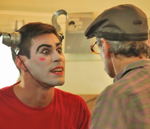 Guille Vidal i Toni Arteaga fent de Dimoni i Titella a l'escena final de "Les angúnies d'en Titella"