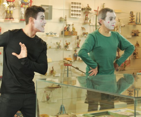 Guille Vidal i Toni Arteaga interpretant "He deixat l'aixeta de l'aigüera oberta..." al Museu del Joguet de Catalunya