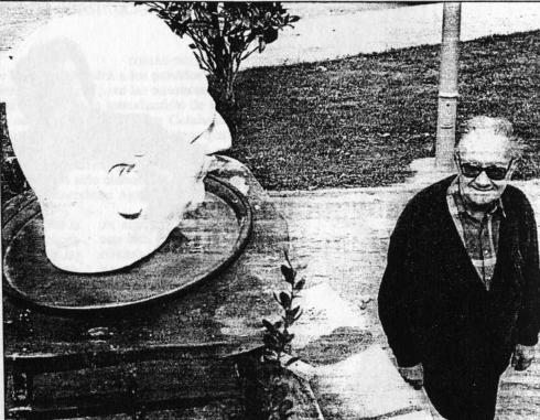 Brossa al parc del Besós el dia que la peça hi fou muntada (11 de juny de 1995). Foto: Glòria Matamala.